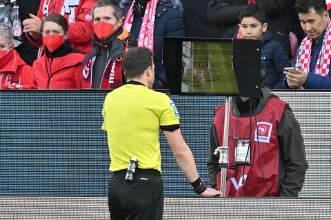 Nach Ansicht der Videobilder überstimmte Schiedsrichter Felix Zwayer die Torlinientechnik