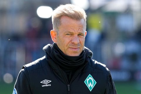 Markus Anfang in Sportkleidung, er blickt ernst
