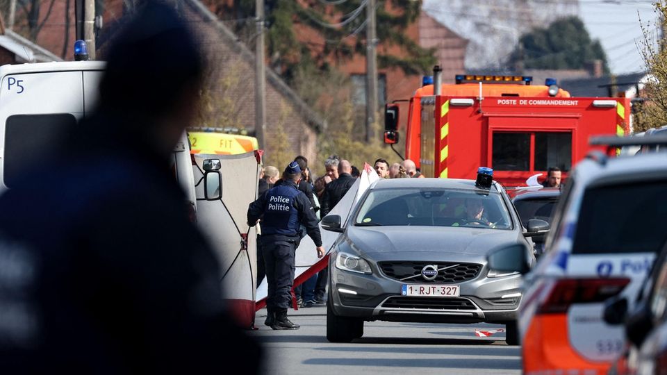 Ein Einsatzwagen der Polizei steht am Unglücksort Strepy-Bracquegnies