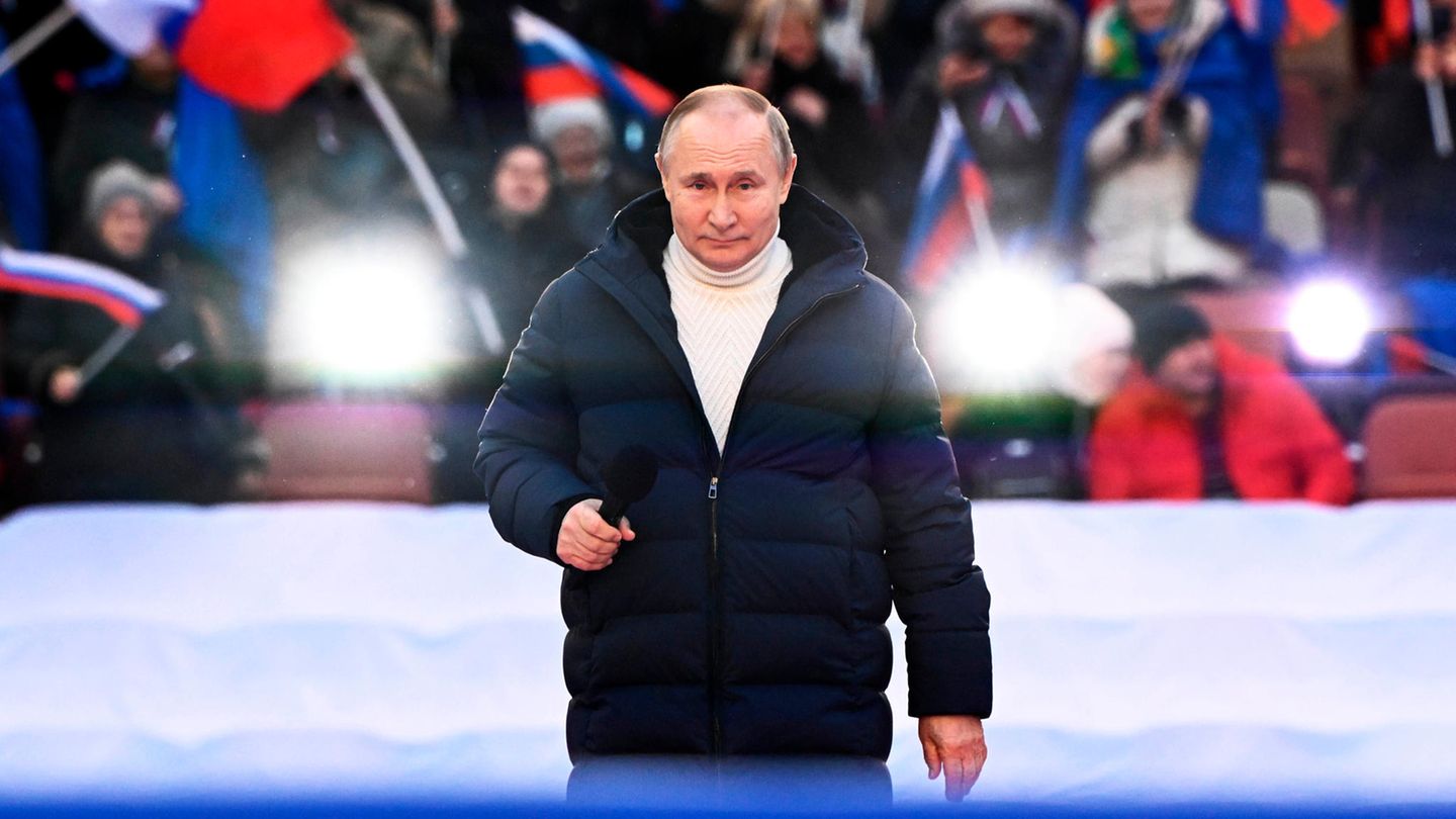 Wladimir Putin mit beigem Rollkragenpullover und dunkler Steppjacke
