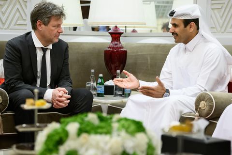 Wirtschafts- und Klimaschutzminister Robert Habeck im Gespräch mit dem katarischen Energieminster Saad Scharida al-Kaabi