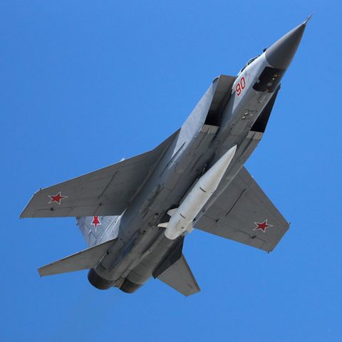 Ein Mikoyan MiG-31 Abfangjäger der russischen Luftwaffe beladen mit einer ballistischen Luft-Boden-Hyperschallrakete "Kinschal" (Archivbild)