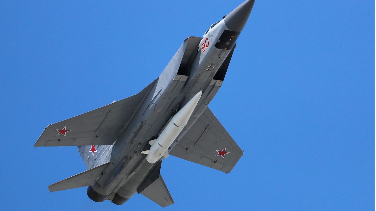 Ein Mikoyan MiG-31 Abfangjäger der russischen Luftwaffe beladen mit einer ballistischen Luft-Boden-Hyperschallrakete "Kinschal" (Archivbild)