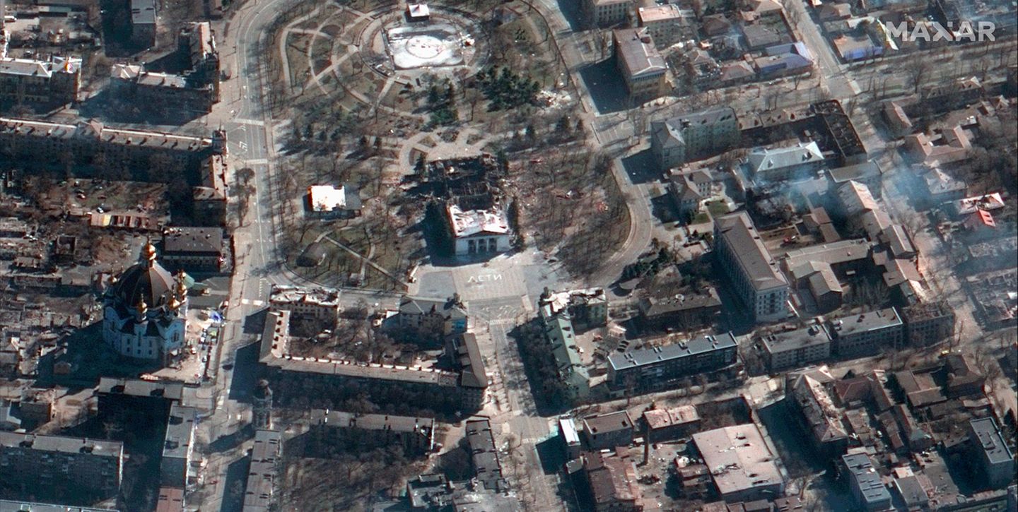 Dieses Satellitenbild zeigt die Folgen des Luftangriffs auf das Theater von Mariupol (M)