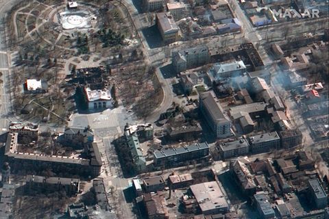 Dieses Satellitenbild zeigt die Folgen des Luftangriffs auf das Theater von Mariupol (M)