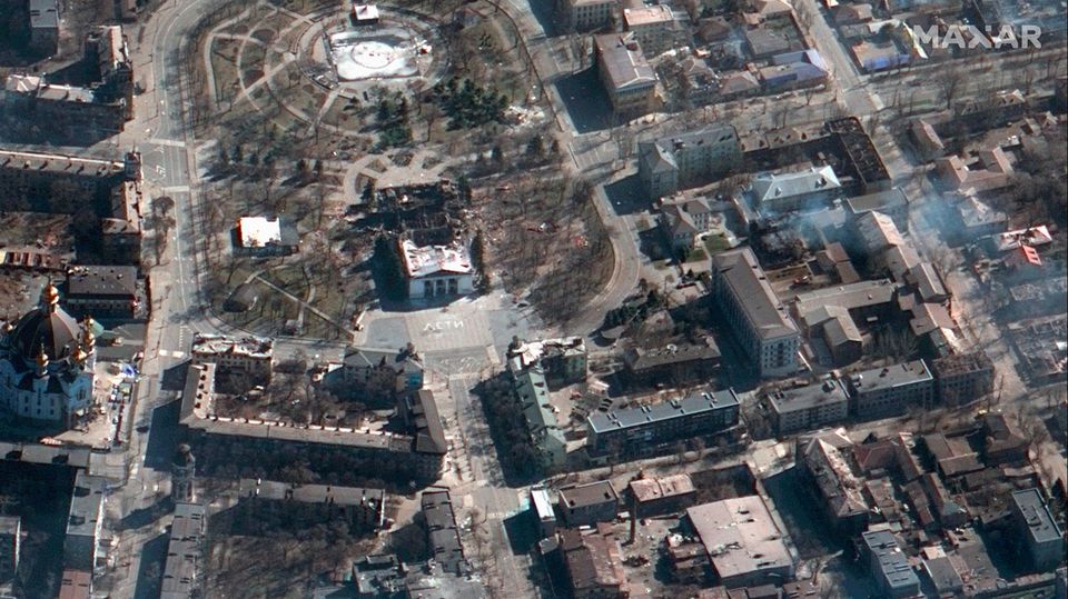Dieses Satellitenbild zeigt die Folgen des Luftangriffs auf das Theater von Mariupol (M)