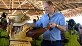 Prinz William beim Tanz mit einer Frau in Belize