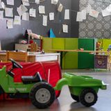 Gespendetes Spielzeug liegt in einem Aufenthaltsraum für Kinder im Hauptterminal des ehemaligen Flughafens Berlin-Tegel.
