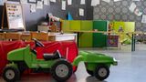 Gespendetes Spielzeug liegt in einem Aufenthaltsraum für Kinder im Hauptterminal des ehemaligen Flughafens Berlin-Tegel.