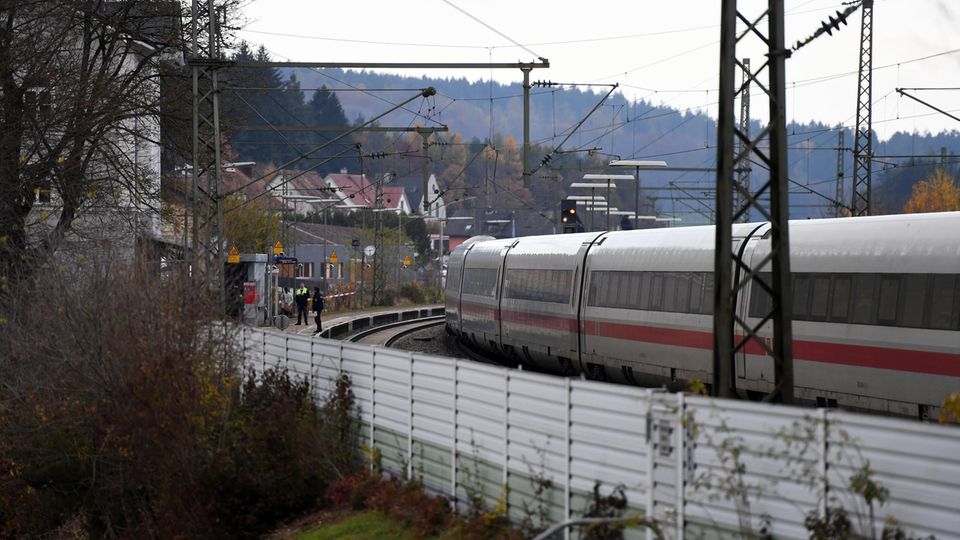 Bayern, Seubersdorf: Der ICE in dem Messerattacke stattfand steht Anfang November 2021 im Bahnhof am Gleis