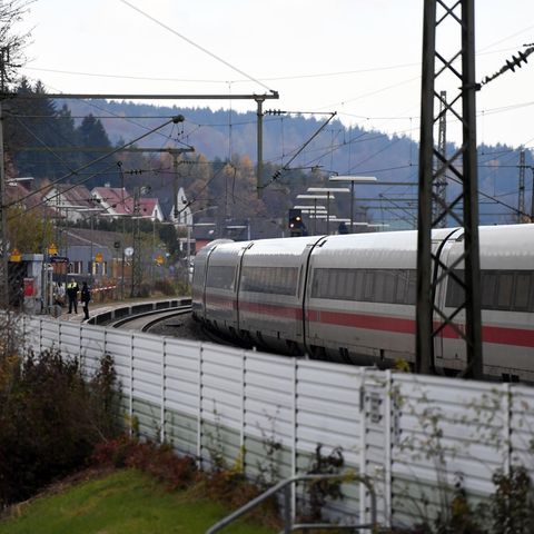 Bayern, Seubersdorf: Der ICE in dem Messerattacke stattfand steht Anfang November 2021 im Bahnhof am Gleis