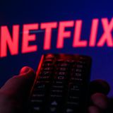 Eine Hand mit einer Fernbedienung in der Hand