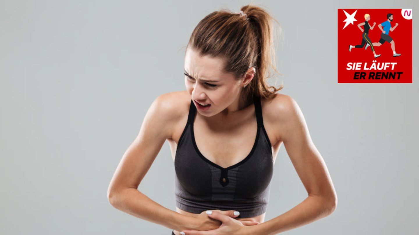 Eine junge Sportlerin hält sich den Bauch
