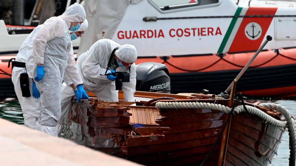 Italien, Salo: Forensiker begutachten im Juni 2021 den Schaden an einem Boot im Hafen von Salo