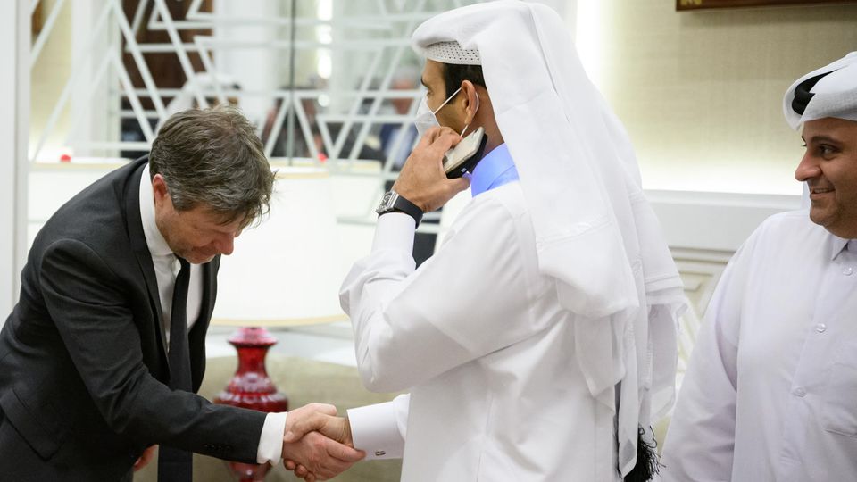Wirtschaftsminister Habeck zeigt Diener vor dem Energieminister von Katar