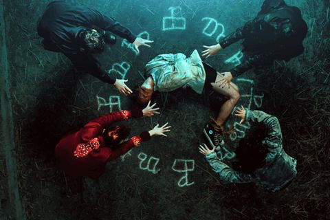 Eine mystische Szene, fünf Menschen am Boden