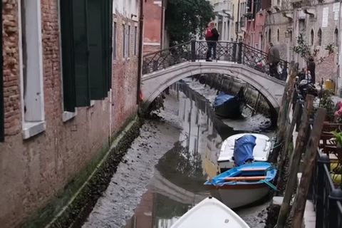 Ungewöhnlicher Anblick: Schlick statt Gondeln: Kanäle von Venedig führen kaum noch Wasser