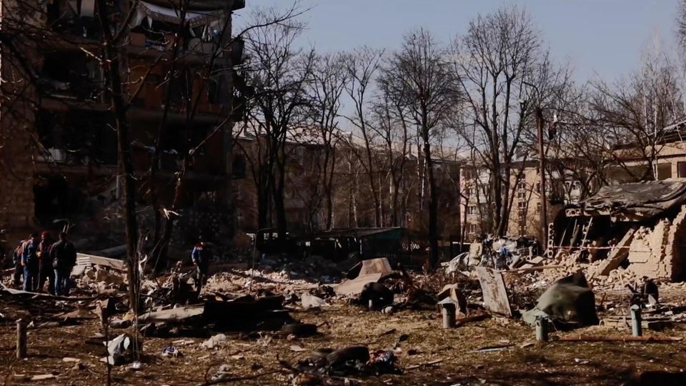 Ukraine-Krieg: Zerstörung und Plünderungen – der Alltag in Kiew (Video)