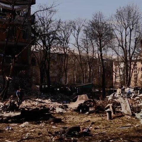 Ukraine-Krieg: Zerstörung und Plünderungen – der Alltag in Kiew (Video)