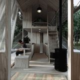 Die Enge eines nur 2,4 Meter breiten Raumes verschwindet, wenn die Seiten ausgeklappt sind. 