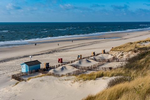 In der Vorsaison in den Dünen auf Sylt: Vereinzelte Strandbesucher laufen am Strand der Nordsee entlang.