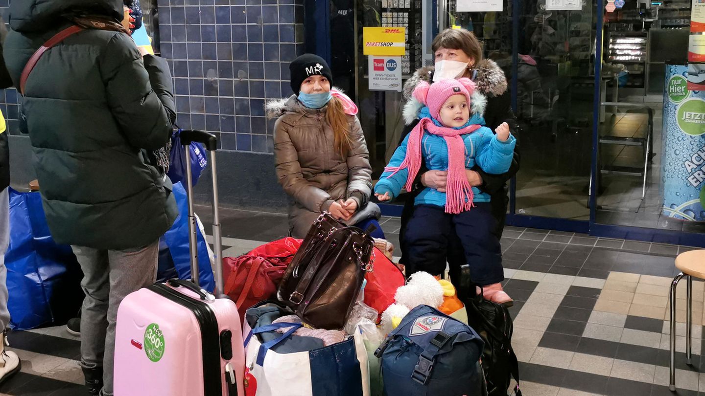 Flüchtlinge Ukraine Q&A Ankunft von einer Mutter mit Kindern auf dem Bahnhof Görlitz