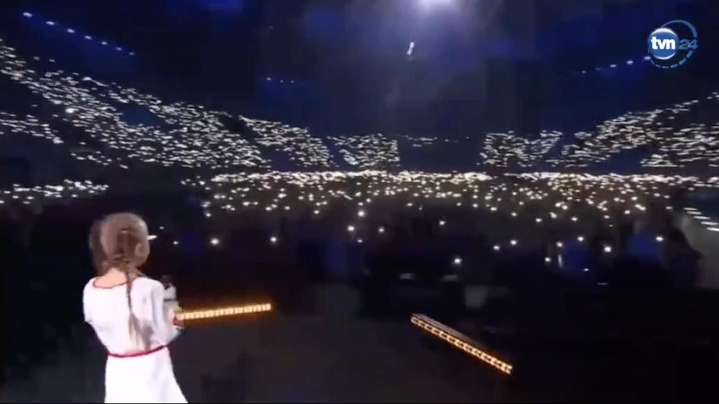 Dziewczyna „Frozen” śpiewa hymn ukraiński przed tysiącami widzów w Polsce