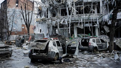 Ukraine, Charkiw: Blick auf beschädigte Fahrzeuge und Gebäude im Stadtzentrum