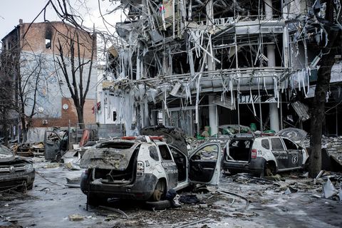 Ukraine, Charkiw: Blick auf beschädigte Fahrzeuge und Gebäude im Stadtzentrum