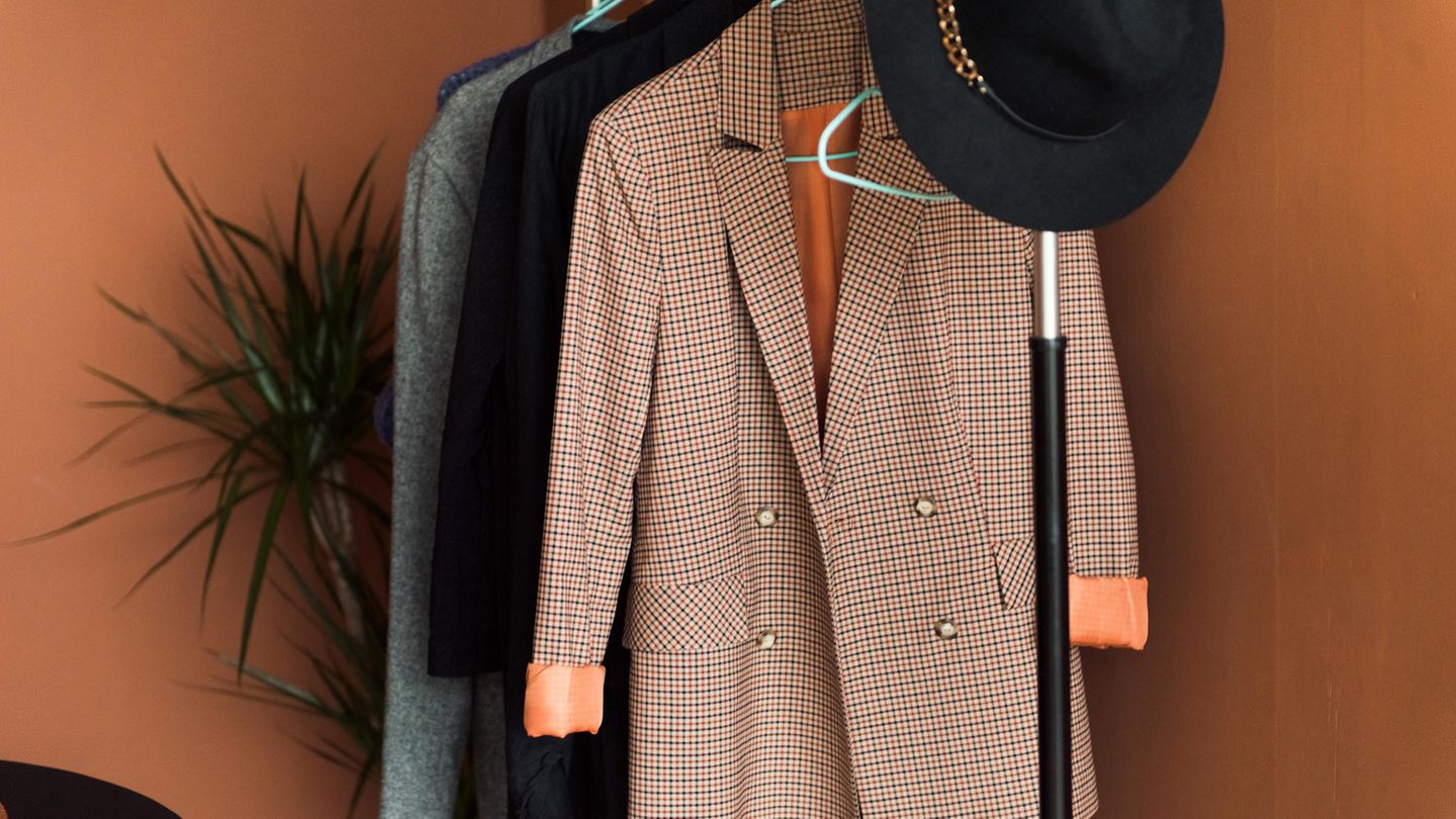 Der Blazer ist ein zeitloser Allrounder und so ist es auch das Blazerkleid.