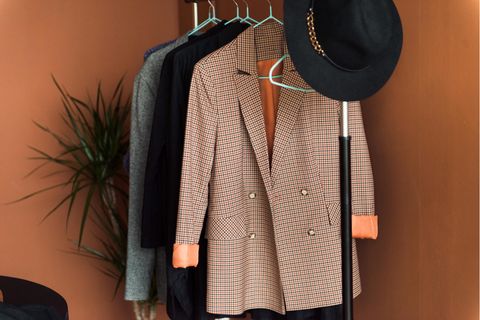 Der Blazer ist ein zeitloser Allrounder und so ist es auch das Blazerkleid.
