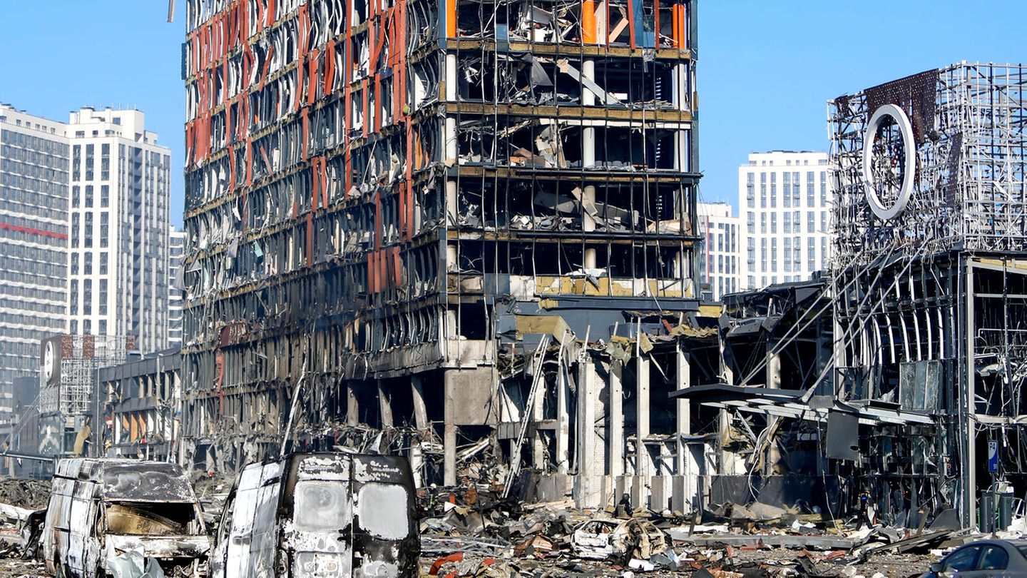 “An Earthquake”: Residents about air raid on shopping center in Kyiv (video)