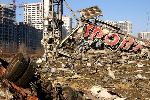 Ukraine-Krieg: Luftangriff Russlands zerstört Einkaufszentrum und umliegende Gebäude in Kiew