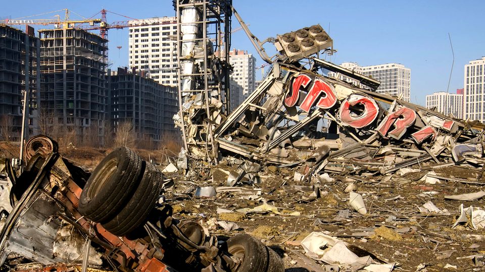 Ukraine-Krieg: Luftangriff Russlands zerstört Einkaufszentrum und umliegende Gebäude in Kiew