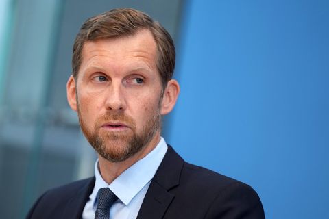 Leif Erik Sander (Archivbild vom November 2021), Leiter der Forschungsgruppe für Infektionsimmunologie und Impfstoff-Forschung der Berliner Charité, kann noch nicht einschätzen, mit welchen Virusvarianten Deutschland es im Herbst zu tun bekommt