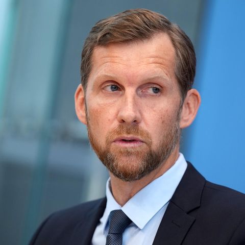Leif Erik Sander (Archivbild vom November 2021), Leiter der Forschungsgruppe für Infektionsimmunologie und Impfstoff-Forschung der Berliner Charité, kann noch nicht einschätzen, mit welchen Virusvarianten Deutschland es im Herbst zu tun bekommt