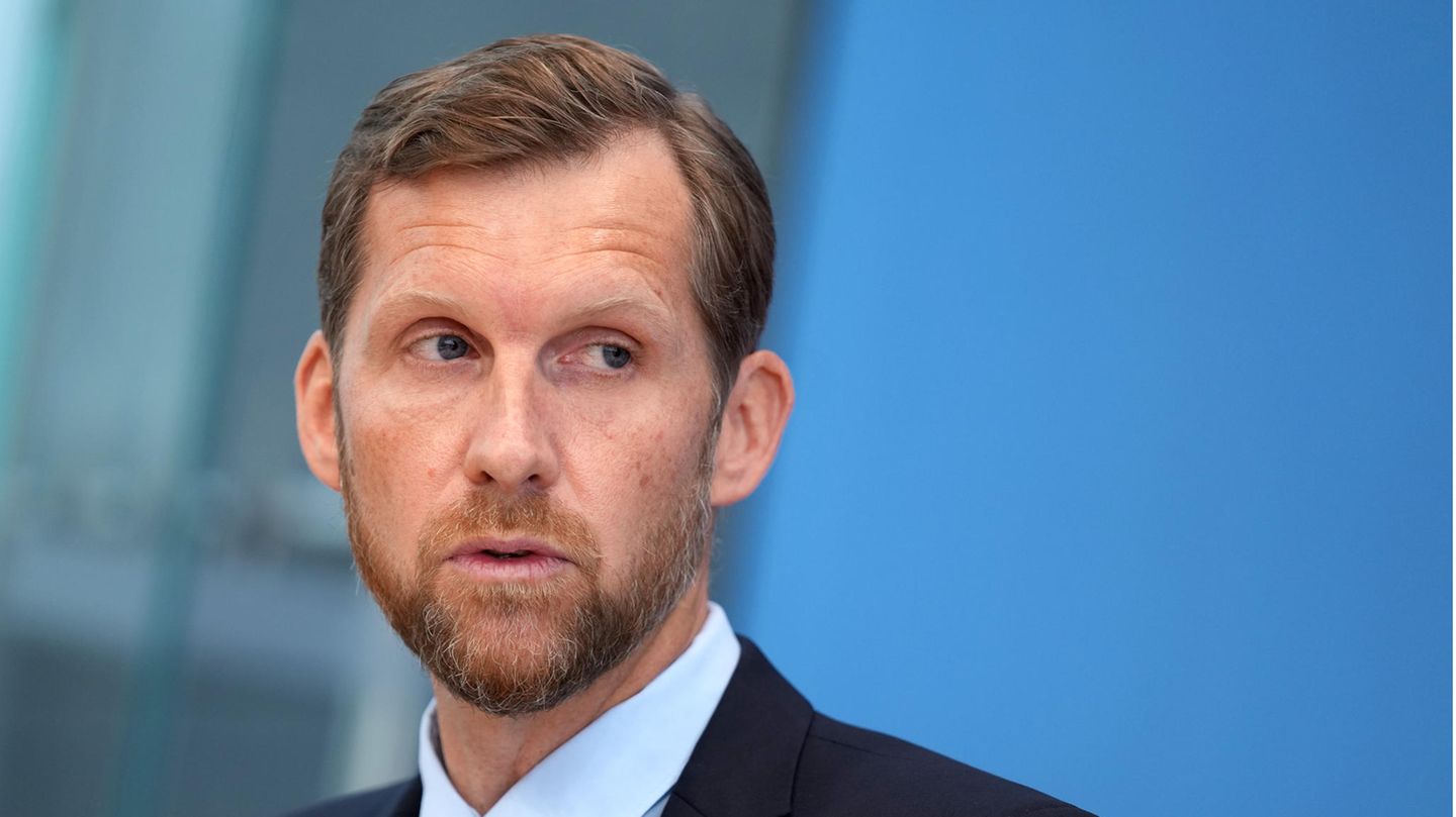 Leif Erik Sander (Archivbild vom November 2021), Leiter der Forschungsgruppe für Infektionsimmunologie und Impfstoff-Forschung der Berliner Charité, kann noch nicht einschätzen, mit welchen Virusvarianten Deutschland es im Herbst zu tun bekommt