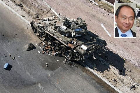Zerschossener russischer Panzer in der Ukraine und Francis Fuyukama