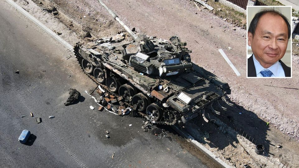 Zerschossener russischer Panzer in der Ukraine und Francis Fuyukama
