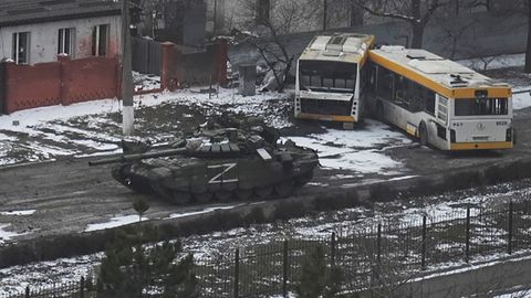 Panzer der russischen Armee bewegen sich durch eine Straße am Stadtrand von Mariupol