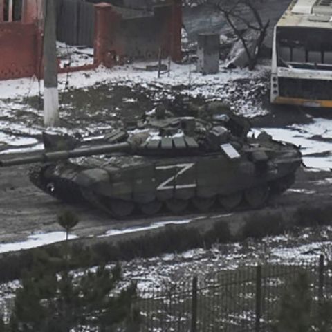 Panzer der russischen Armee bewegen sich durch eine Straße am Stadtrand von Mariupol