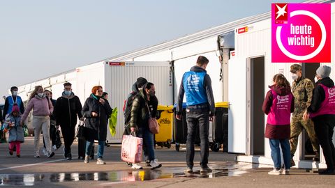 Flüchtlinge aus der Ukraine kommen an einem neu errichteten Ankunftszentrum auf dem Rollfeld vom ehemaligen Flughafen Tegel