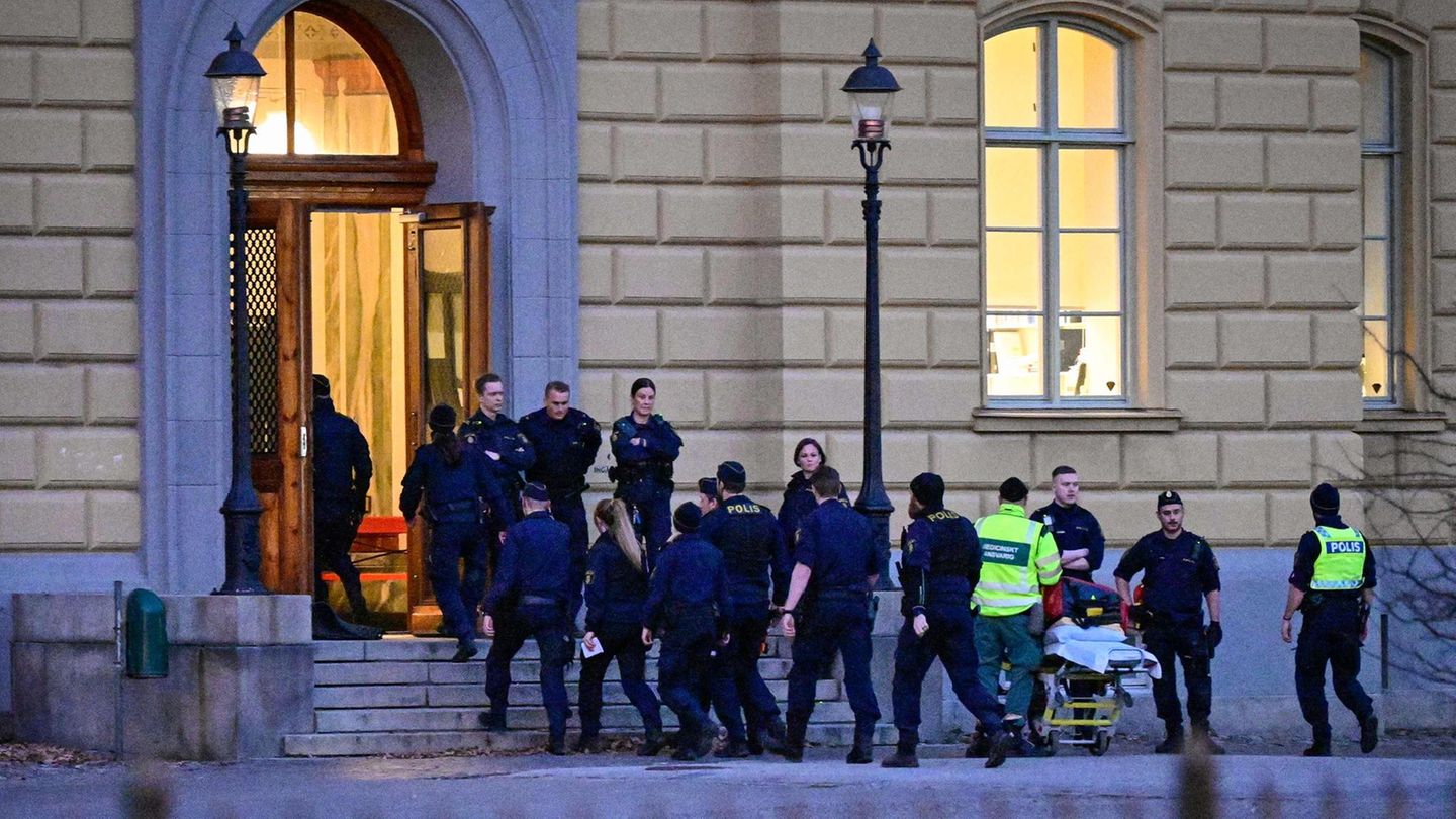 Polizei und Rettungskräfte am Eingang der Schule in Malmö