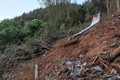 Trümmer an der Absturzstelle in einer hügeligen Gegend nahe der Stadt Wuzhou in China