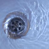 Die gute Nachricht: In privaten Haushalten ist der Wasserverbrauch von 1990 bis heute erheblich zurückgegangen, von 144 Litern pro Person und Tag 1991 auf 128 Liter 2019, wie das Statistische Bundesamt anlässlich des Weltwassertags bekannt gab. Bisher gibt es in Deutschland keinen flächendeckenden "Wasserstress" (das bedeutet, dass die Wasserentnahme pro Jahr mehr als 20 Prozent des langjährigen mittleren Wasserdargebots entspricht). Nach der letzten Erhebung im Jahr 2016 lag der Wert in Deutschland bei 12,8 Prozent.