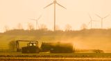 Traktor bringt Gülle aus