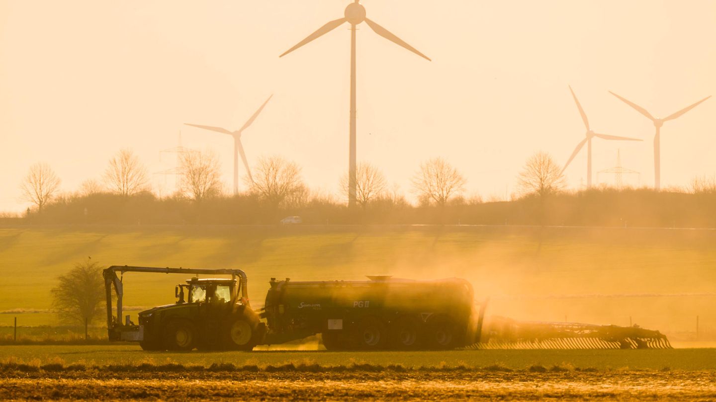 Traktor bringt Gülle aus