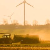 Traktor bringt Gülle aus