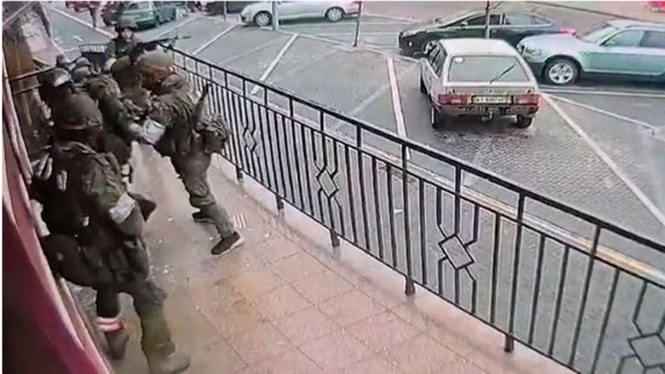 Hostomel, Ukraine. Russische Soldaten nehmen ein Wohnhaus in Hostomel nahe Kiew ein