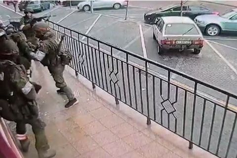 Hostomel, Ukraine. Russische Soldaten nehmen ein Wohnhaus in Hostomel nahe Kiew ein